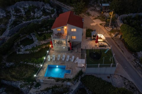 Property building, Night, Neighbourhood, Natural landscape, Bird's eye view, Pool view, Street view, Location, sunbed