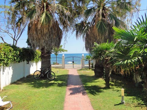 Facade/entrance, Garden, Beach, Sea view