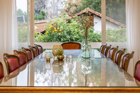 Patio, Day, Natural landscape, Garden, Living room, Banquet/Function facilities, Seating area, Dining area, Garden view
