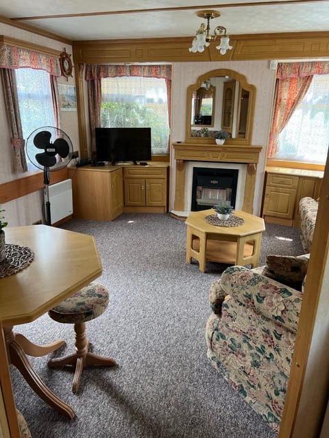 Communal lounge/ TV room, TV and multimedia, Living room, Seating area, Evening entertainment