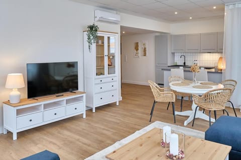 Kitchen or kitchenette, Living room, Seating area, Dining area