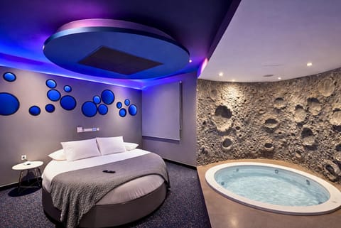 Bed, Hot Tub, Bathroom, Photo of the whole room, Bedroom, Bath, towels