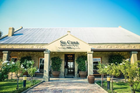 Restaurant/places to eat, Garden view, Alcoholic drinks, Non alcoholic drinks