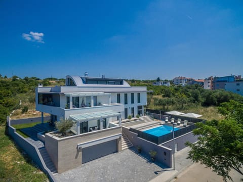 Property building, Facade/entrance, Neighbourhood, Bird's eye view, Area and facilities, Swimming pool, Swimming pool