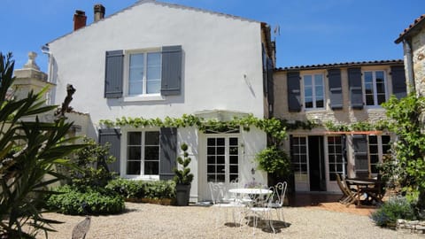 Property building, Patio, Facade/entrance