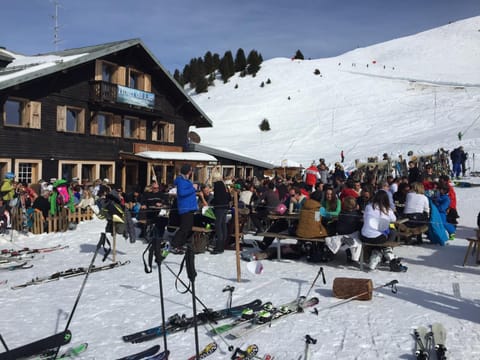 Property building, Restaurant/places to eat, Restaurant/places to eat, Facade/entrance, Day, People, Winter, Ski School, Skiing, Skiing, View (from property/room), View (from property/room), Balcony/Terrace, Balcony/Terrace, Seating area, Mountain view, group of guests