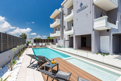 Property building, Balcony/Terrace, Pool view, Swimming pool, Swimming pool