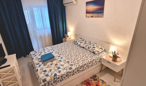 Bed, Photo of the whole room, Bedroom, towels, air conditioner