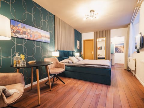 Bed, TV and multimedia, Living room, Photo of the whole room, Seating area, Dining area, Bedroom