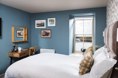 Bed, Photo of the whole room, Decorative detail, Sea view