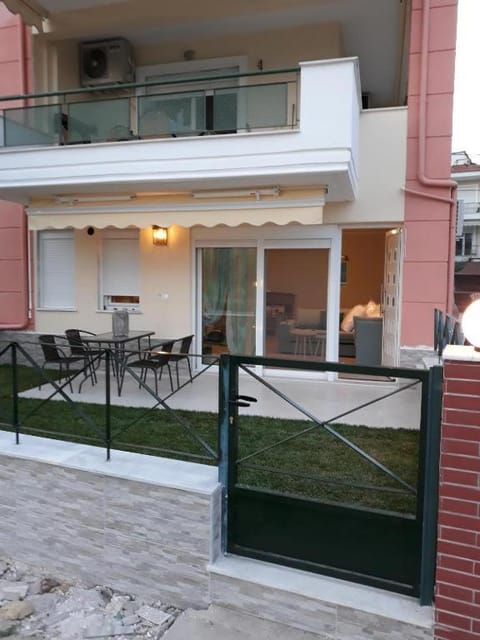 The Ruby Apartment in Nea Peramos