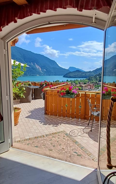 Balcony/Terrace, Lake view