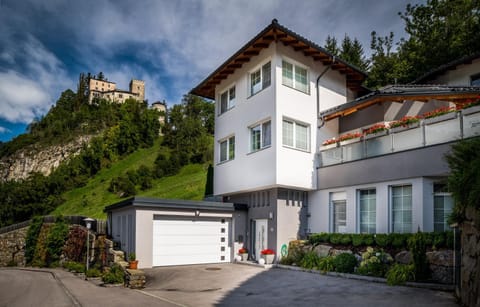 Nearby landmark, Facade/entrance, Neighbourhood