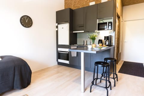 Coffee/tea facilities, Kitchen or kitchenette, Seating area, Dining area