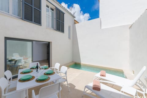 Facade/entrance, Swimming pool