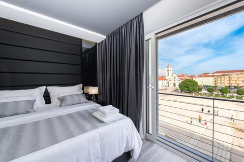 Bed, City view, Landmark view