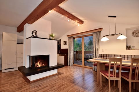 Bathroom, Dining area, fireplace, fireplace