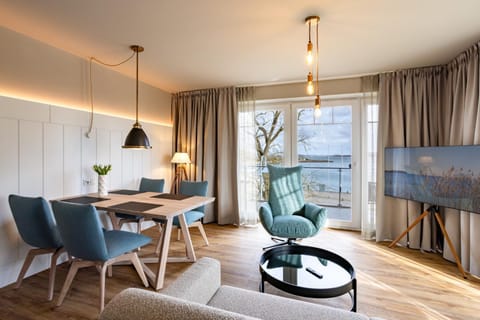 Communal lounge/ TV room, TV and multimedia, Living room, Seating area, Dining area, Evening entertainment