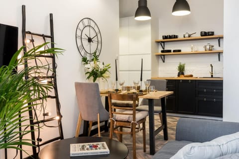 Kitchen or kitchenette, Living room, Seating area, Dining area