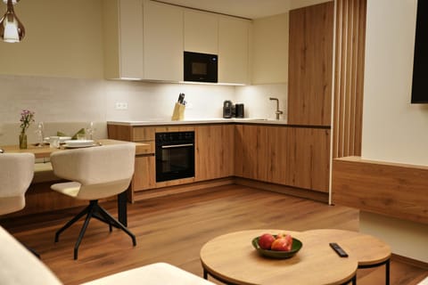 TV and multimedia, Coffee/tea facilities, Kitchen or kitchenette, Living room, Seating area, Dining area, Food, dishwasher, microwave, oven, stove, toaster