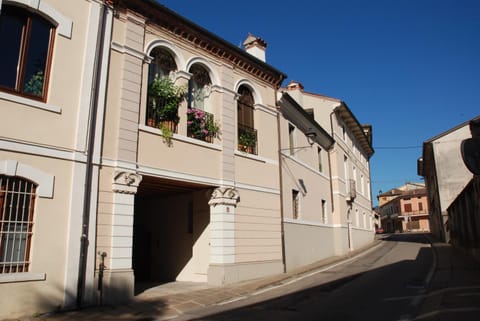 Property building, Neighbourhood