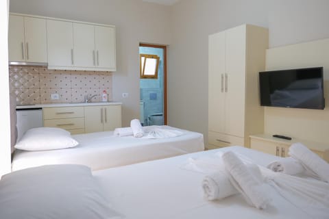 Bed, TV and multimedia, Photo of the whole room, Bedroom, towels