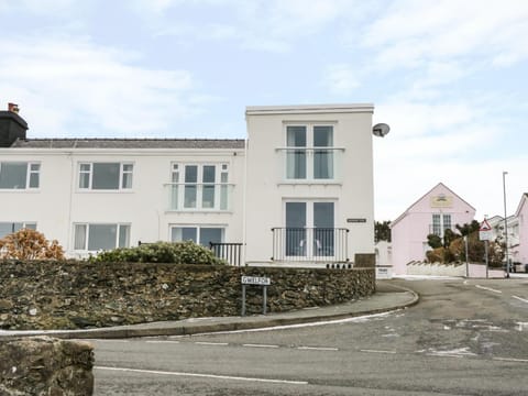 Harbour View Apartment in Llanbadrig