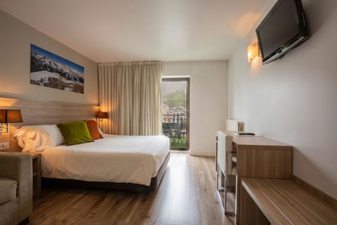 Bed, TV and multimedia, Photo of the whole room, Bedroom