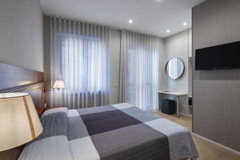 Bed, TV and multimedia, Photo of the whole room, Decorative detail, Bedroom