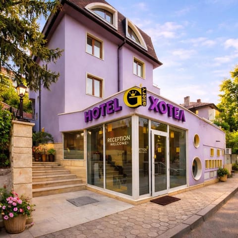 Property building, Facade/entrance, Spring, Neighbourhood, Quiet street view, Parking