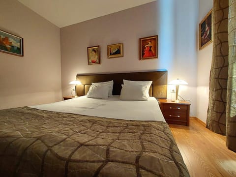 TV and multimedia, Seating area, Floor plan, Bedroom, Quiet street view, furniture, towels