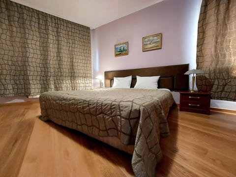 TV and multimedia, Seating area, Floor plan, Bedroom, Entertainment, Location, Quiet street view, soundproof, towels