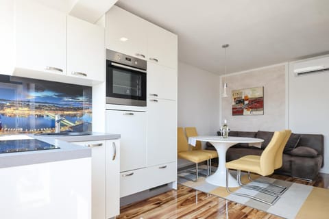 Photo of the whole room, kitchen