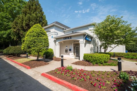 Property building, Facade/entrance, Garden