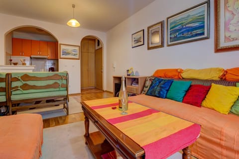 Day, People, Summer, Kitchen or kitchenette, Living room, Food and drinks, Other, Photo of the whole room, Decorative detail, Seating area, Dining area, Food, Guests, Meals, Breakfast, Drinks, children