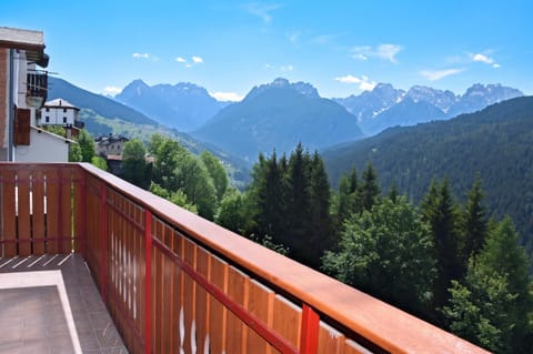 View (from property/room), Balcony/Terrace, Mountain view