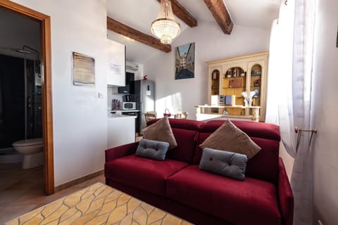 Kitchen or kitchenette, Living room, Seating area, Dining area