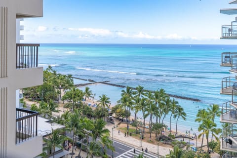 Spacious Waikiki Beach 2BR-Ocean View-Free Parking Apartment in Honolulu