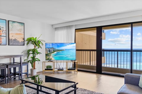 Spacious Waikiki Beach 2BR-Ocean View-Free Parking Apartment in Honolulu