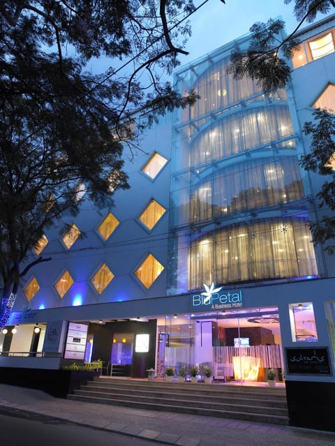 Facade/entrance