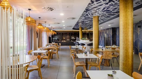 Restaurant/places to eat, Breakfast, Breakfast, Continental breakfast, Continental breakfast, Buffet breakfast, Buffet breakfast