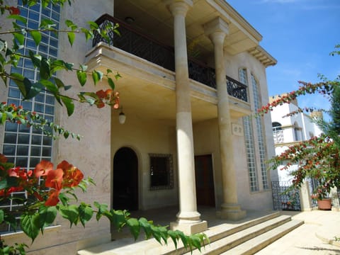 Property building, Day, Balcony/Terrace