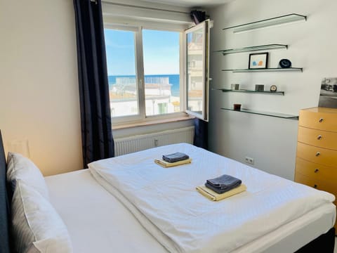 Bed, Photo of the whole room, Bedroom, Lake view