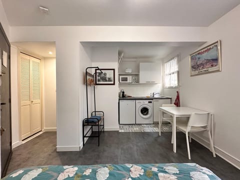 Bed, Kitchen or kitchenette, Photo of the whole room, washing machine