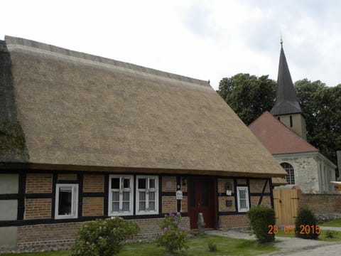 Historisches Küsterhaus Reetdachträume House in Mecklenburgische Seenplatte
