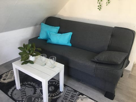 Restaurant/places to eat, Living room