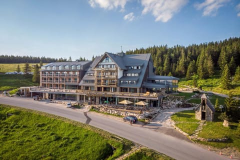 Property building, Nearby landmark, Natural landscape, Parking
