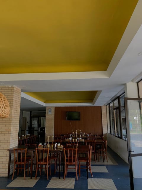 Restaurant/places to eat, TV and multimedia, Breakfast