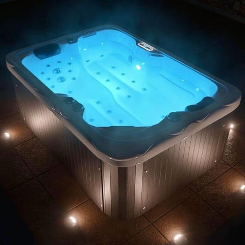 Garden, Hot Tub, Spa and wellness centre/facilities