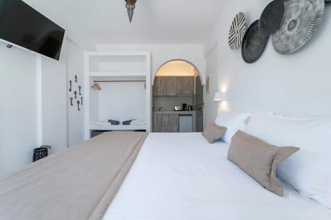 Black Coast Santorini Hotel in Perissa